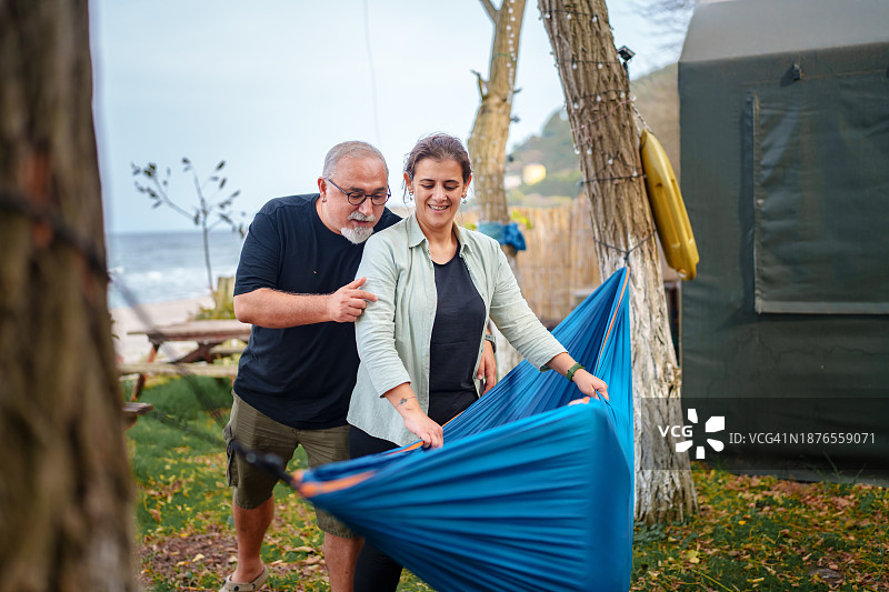 一家人在营地搭建吊床图片素材