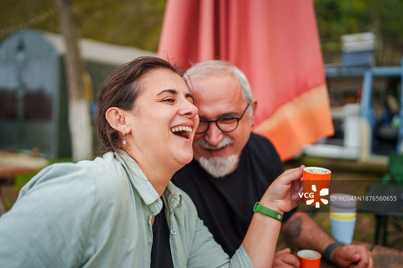 快乐情侣在营地喝咖啡图片素材