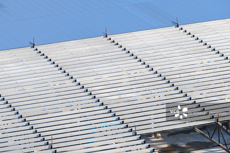 安装在新建筑物上的屋顶结构图片素材