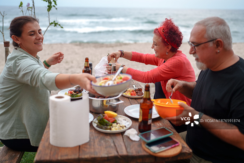 在海边野餐的家庭图片素材