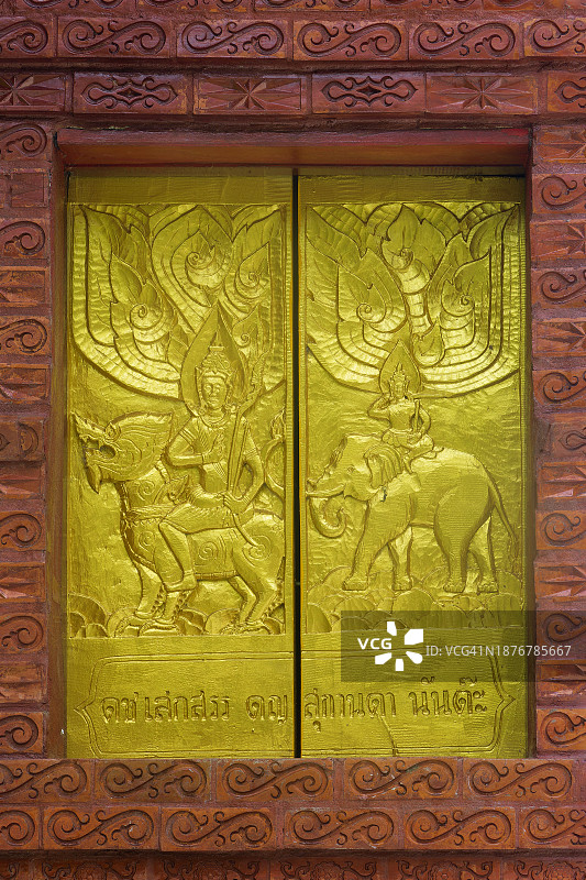 清莱府Wat Pong Nam Ron寺庙的窗户图片素材