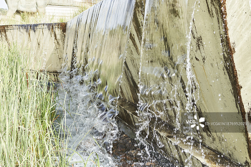 城市污水排放口瀑布的特写侧视图图片素材