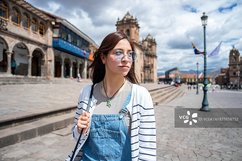 年轻的秘鲁妇女在秘鲁库斯科马约尔广场漫步图片素材