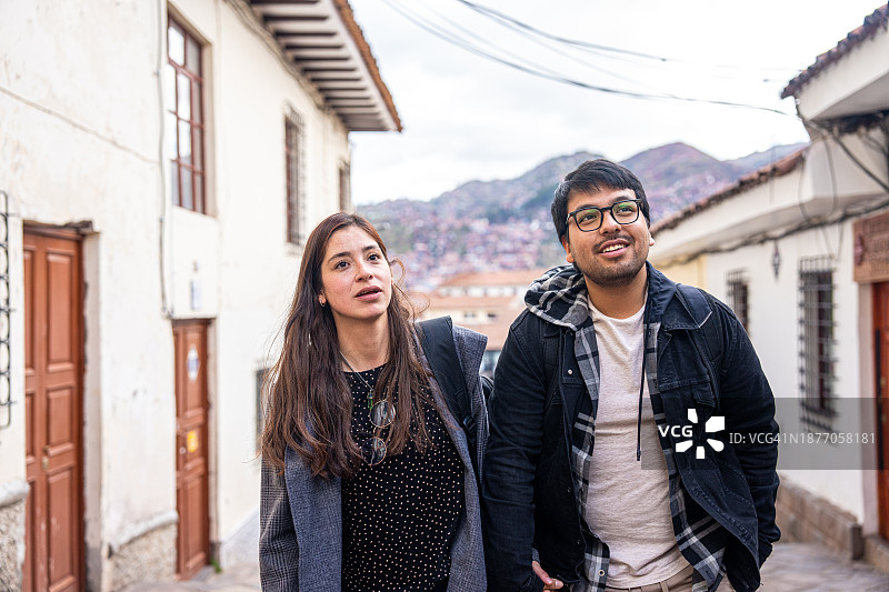 在秘鲁库斯科历史中心观光的年轻西班牙裔夫妇图片素材