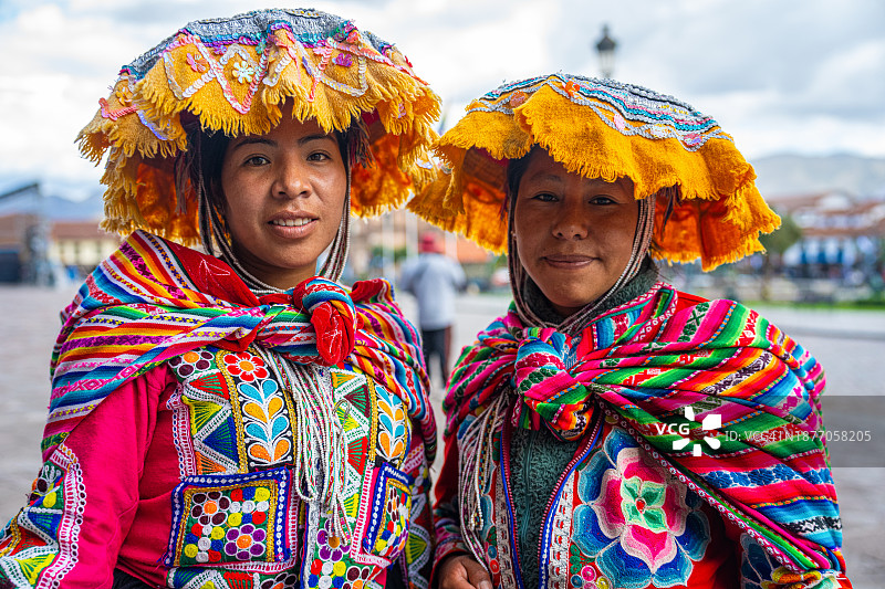秘鲁库斯科马约尔广场上的两位秘鲁土著妇女图片素材