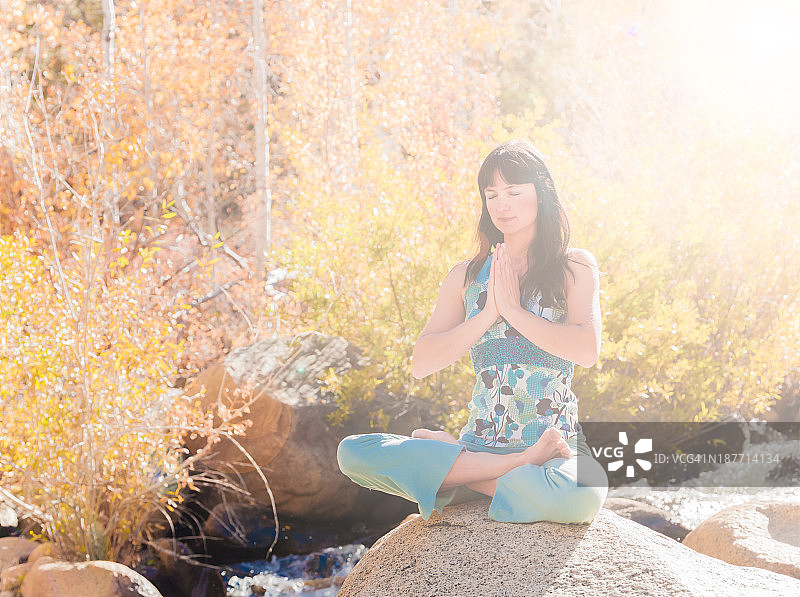 河边瑜伽图片素材