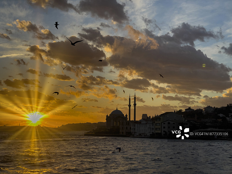 博斯普鲁斯海峡、博斯普鲁斯海峡大桥、奥尔塔科伊清真寺伊斯坦布尔图片素材