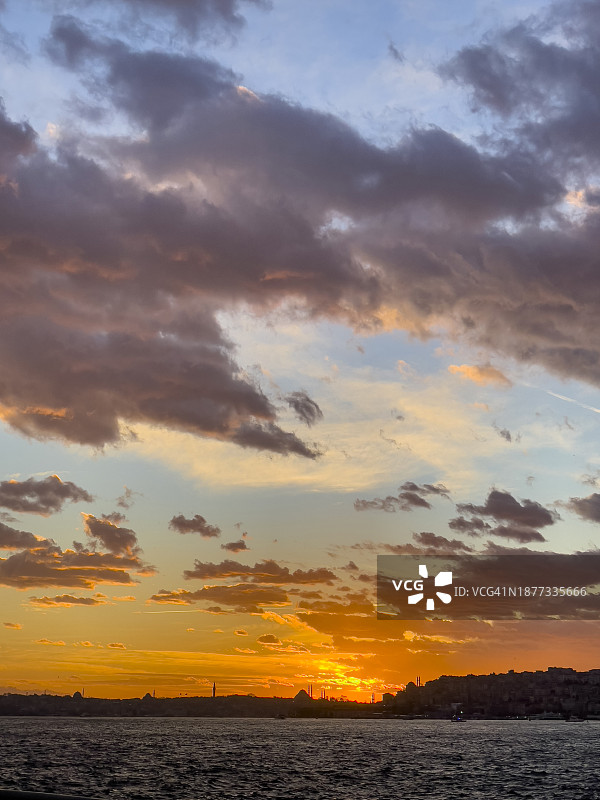 博斯普鲁斯海峡、博斯普鲁斯海峡大桥、奥尔塔科伊清真寺伊斯坦布尔图片素材