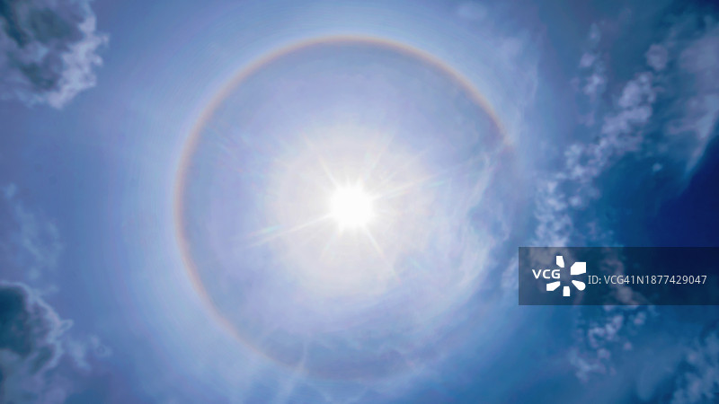 部分多云天空中的日晕图片素材