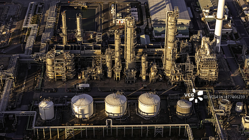 日落时分的炼油厂航拍图片素材