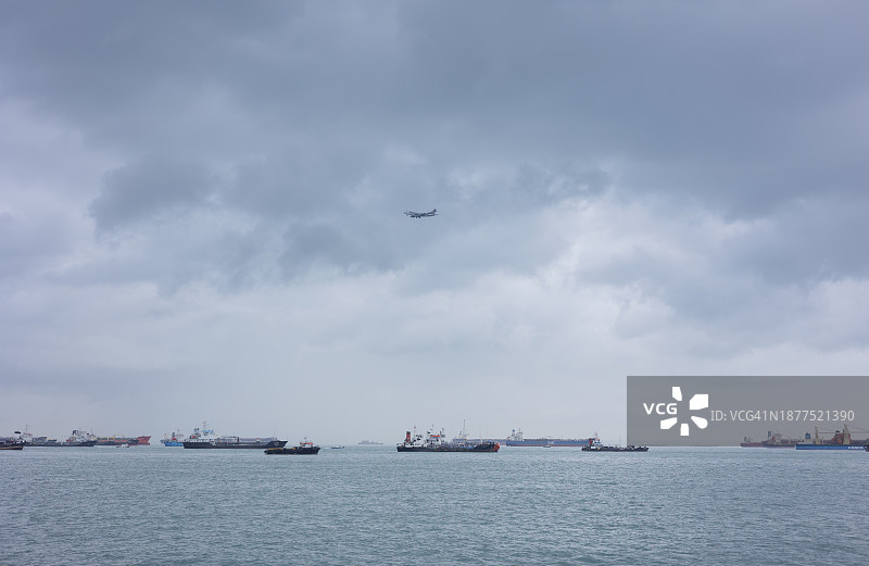 新加坡附近的运输船只和飞机图片素材