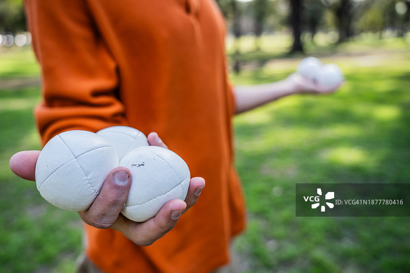 杂耍演员手中的球特写图片素材