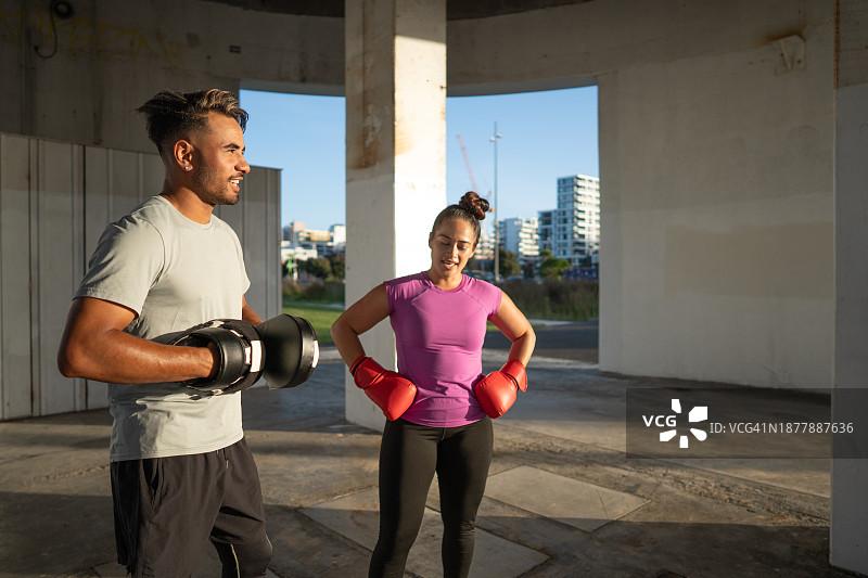 朋友拳击图片素材