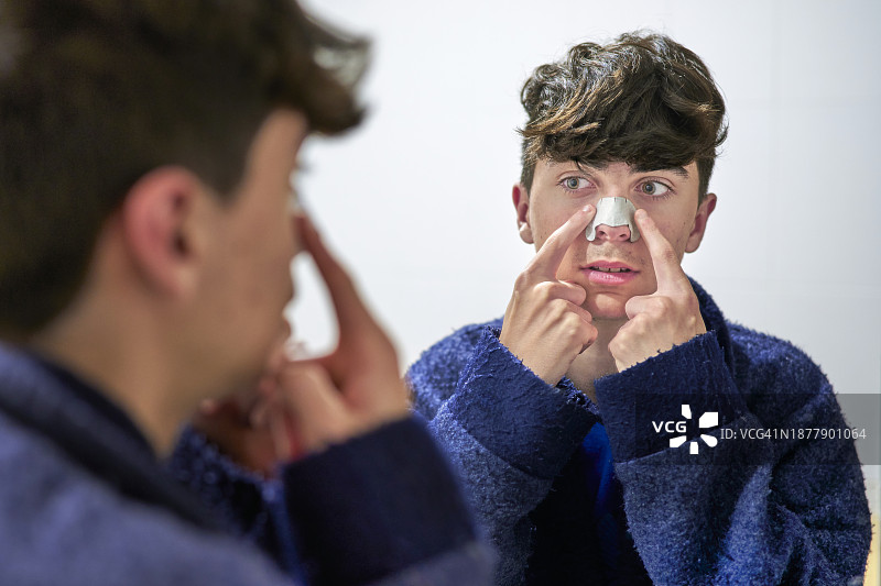 少女使用去黑头贴图片素材