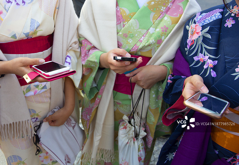 年轻女子使用智能手机特写图片素材