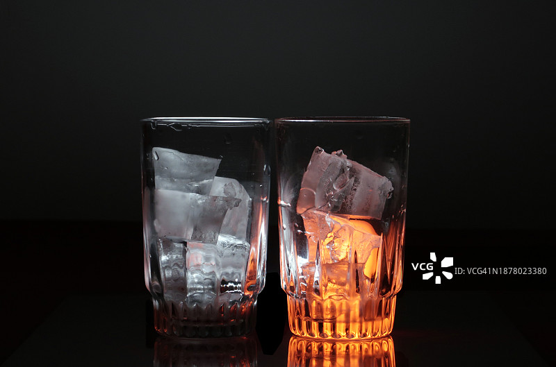 黑暗中两杯冰块图片素材