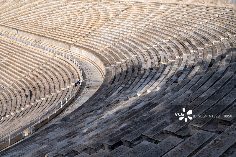 空旷的弯曲体育场座位区图片素材