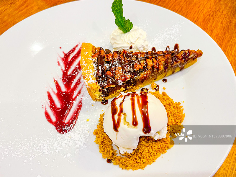 巧克力波旁山核桃蛋糕图片素材