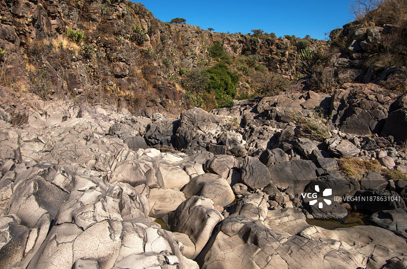 墨西哥伊达尔戈圣玛丽亚马夸干涸河床中的岩层图片素材