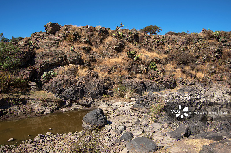 墨西哥伊达尔戈州圣玛丽亚马夸的沟壑和水坑图片素材