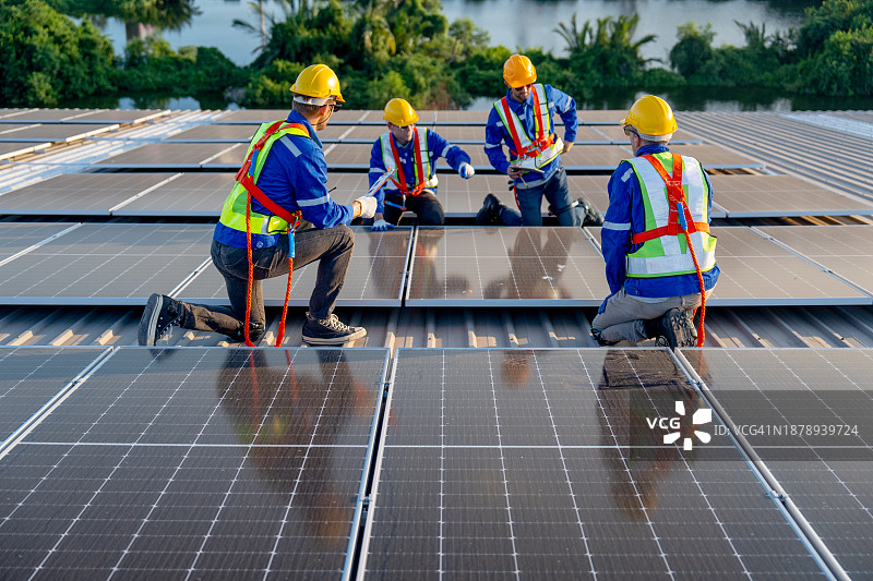 技术人员检查维护屋顶太阳能电池板图片素材