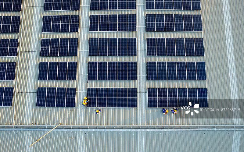 工厂屋顶太阳能电池板的检查和维护工作图片素材