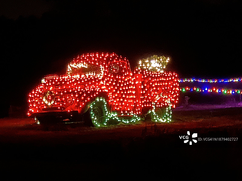 圣诞卡车和圣诞树图片素材