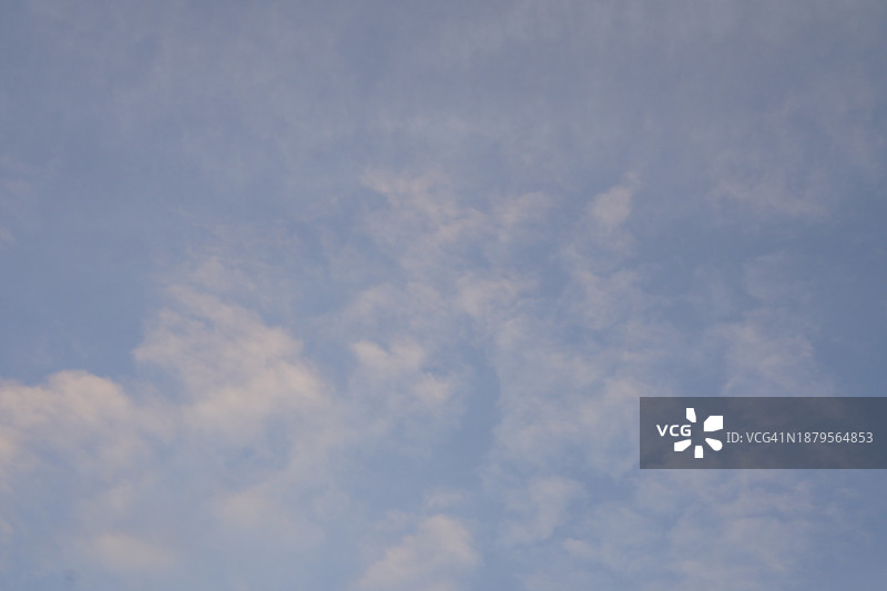 蓝天白云自然背景，留白区域可供文字编辑图片素材