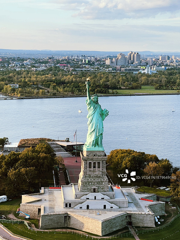 美国纽约市自由岛上的自由女神像航拍图片素材
