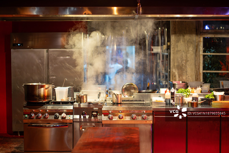 餐厅的现代商用厨房，炉子上准备烹饪的沸水锅图片素材