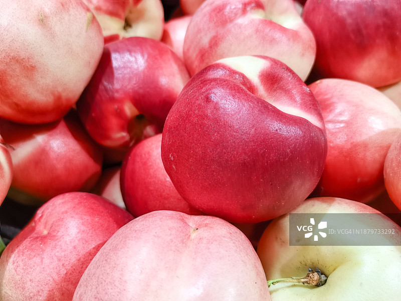 超市里出售的成熟油桃图片素材