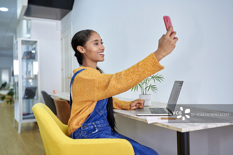 一位哥伦比亚数字游民女孩在共享中心为粉丝自拍图片素材