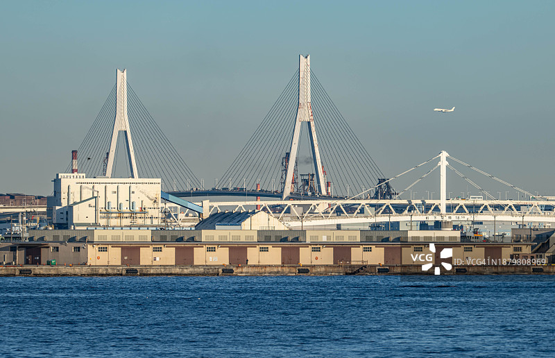 飞越日本横滨市海面的飞机图片素材