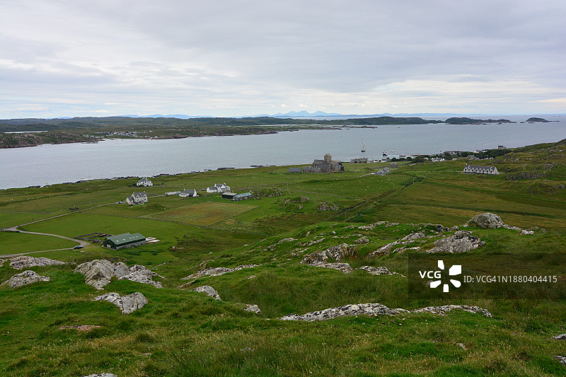 峡湾边的中世纪修道院图片素材
