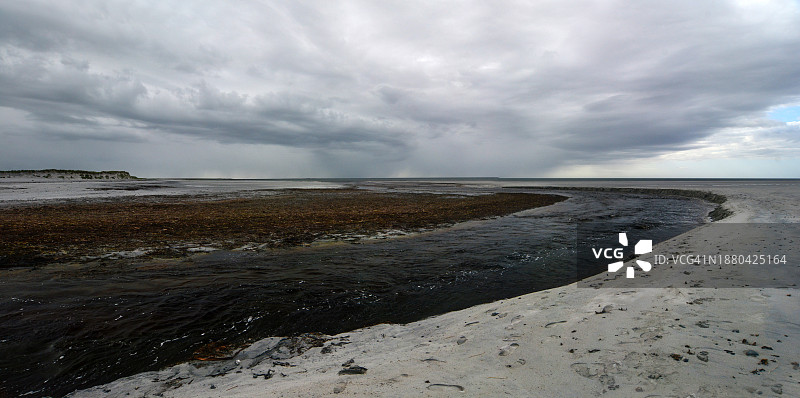 海滩上的黑色河流图片素材