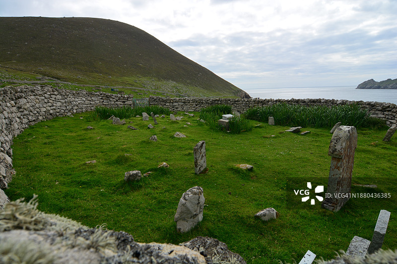 苏格兰岛屿上的古老墓地图片素材