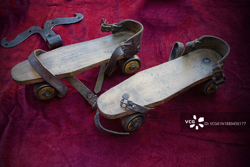 纳维利跳蚤市场出售的旧溜冰鞋图片素材
