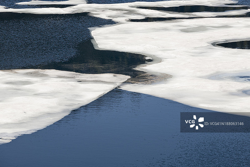 湖面上的几何冰层图片素材