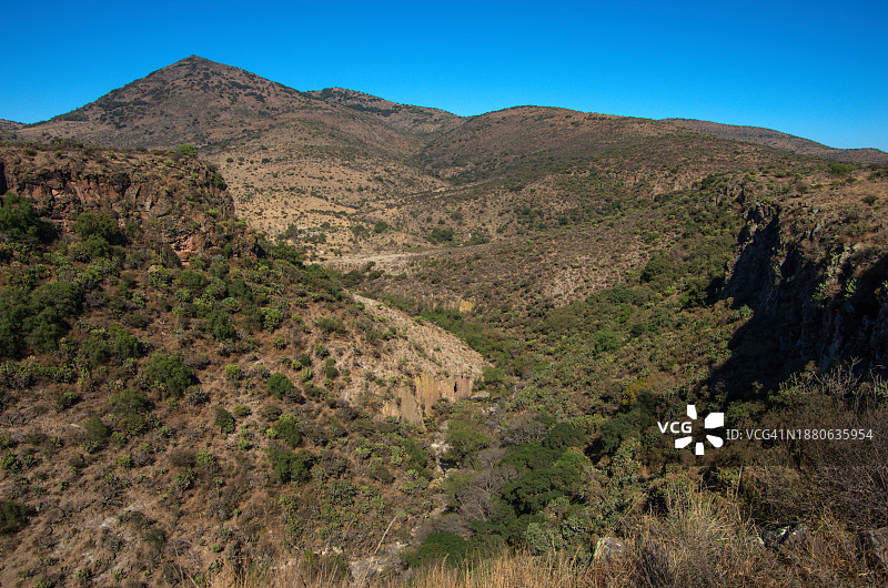 墨西哥伊达尔戈州岩层附近的峡谷图片素材