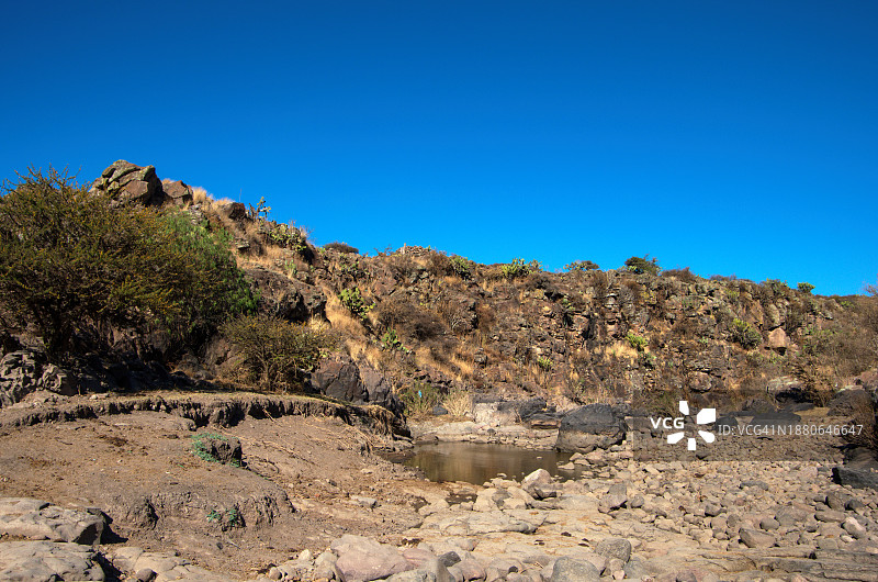 墨西哥伊达尔戈州圣玛丽亚马夸的沟壑、水坑和干涸河床图片素材