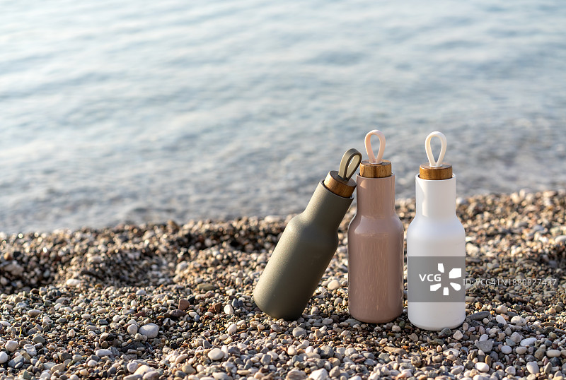 沙滩上的现代金属水瓶图片素材