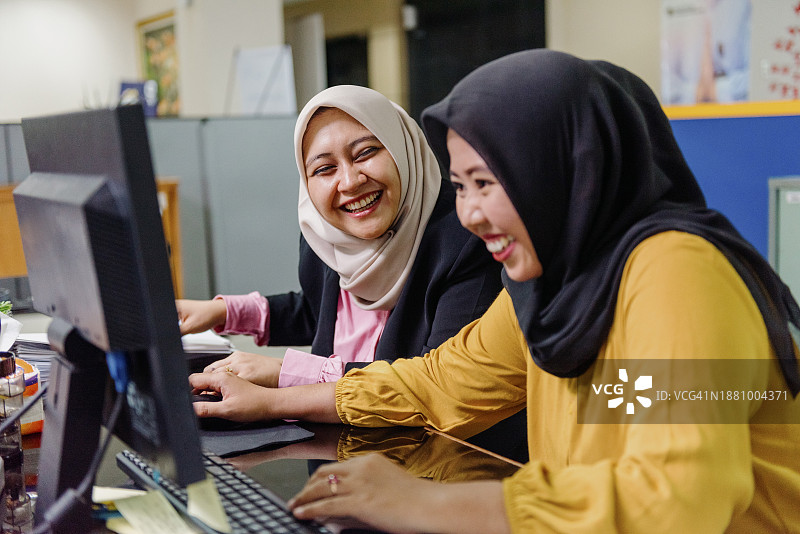 嘲笑同事的女商人图片素材