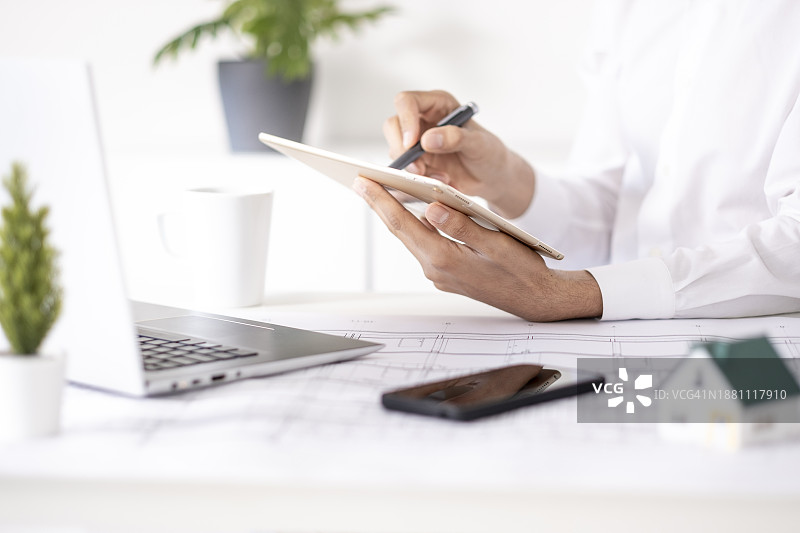 年轻男子在线销售房地产图片素材