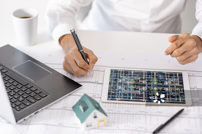 房地产经纪人或建筑师在线向客户解释住房项目图片素材