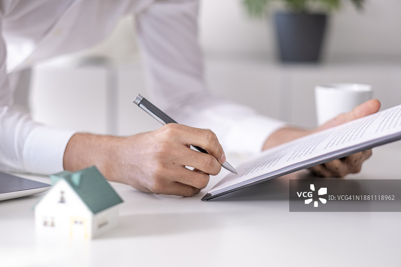 房地产经纪人介绍购房合同条款图片素材