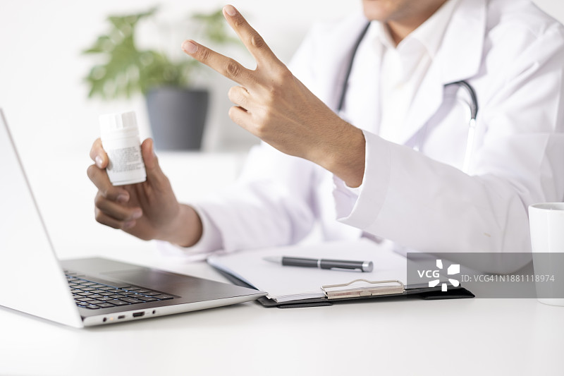 医生进行在线检查并开药图片素材