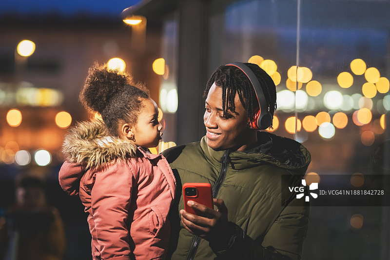 厄瓜多尔父女户外温馨时刻图片素材