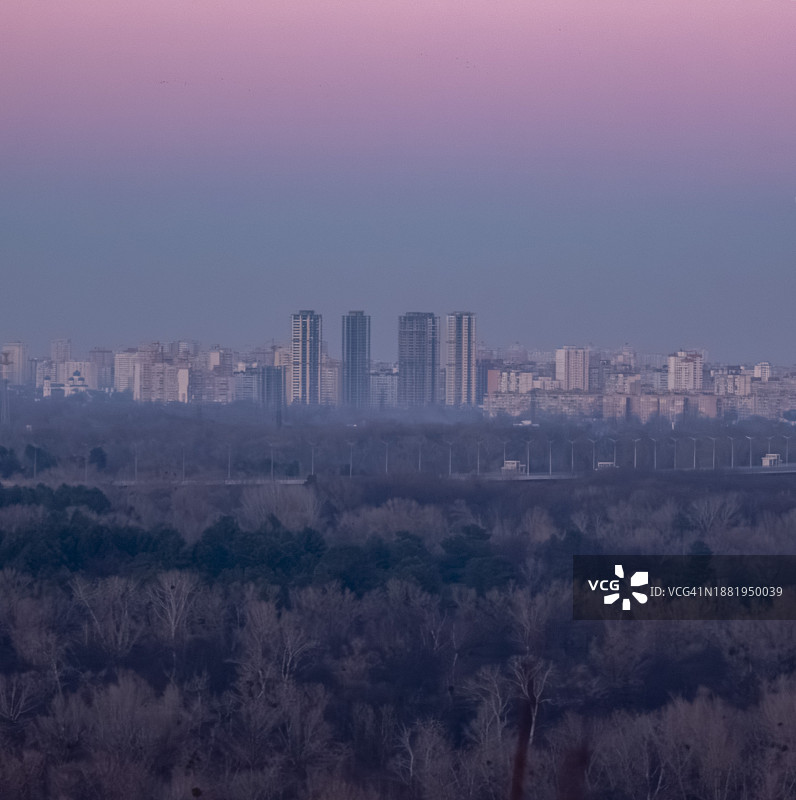 紫色天空下的基辅城市天际线图片素材