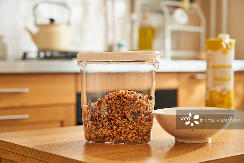 装有麦片、谷物和水果的塑料罐，纯素健康早餐图片素材