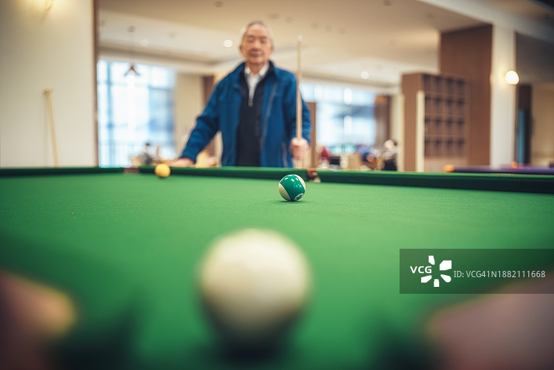 一位老年男人在打斯诺克台球图片素材